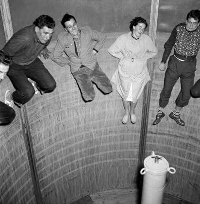 Oktoberfest 1955 Oktoberfest in München, 1955. Das Bild zeigt Besucher in einem sogenannten Rotor, oder Teufelsrad, eine Art senkrechte Tonne, bei der man durch schnelle Drehungen an die Wand gedrückt wird. Scan vom Negativ. München Deutschland Copyright: KlausxRedenbacher RED_93020000115 EDITORIAL USE ONLY