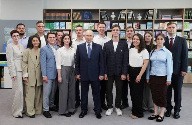 Russia Putin Siberian Federal District 9220455 11.08.2026 Russian President Vladimir Putin poses for a family photo with students, postgraduates and young scientists from the Novosibirsk region following a meeting at the Specialized Educational and Scientific Centre of Novosibirsk State University (NSU) in Novosibirsk, Russia. Gavriil Grigorov Sputnik Novosibirsk Region Russia  Copyright: xGavriilxGrigorovx