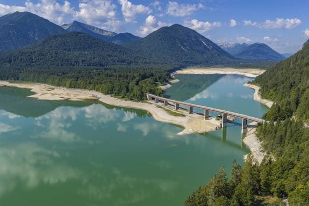 Bergsee, Berge, Spiegelung, sonnig, Sommer, Trockenheit, Niedrigwasser, Dürre, Brücke, Straße, Autos, Luftbild, August 2026, Sylvensteinspeicher, Sylvensteinsee, Isar, Lenggries, Bayerische Alpen, Bayern, Deutschland Mountain lake, mountains, reflection, sunny, summer, drought, low water, drought, bridge, road, cars, aerial view, August 2026, Sylvenstein Dam, Sylvensteinsee, Isar, Lenggries, Bavarian Alps, Bavaria, Germany Copyright: imageBROKER MartinaxMelzer ibxmmm18731911