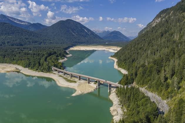 Bergsee, Berge, Spiegelung, sonnig, Sommer, Trockenheit, Niedrigwasser, Dürre, Brücke, Straße, Autos, Luftbild, August 2026, Sylvensteinspeicher, Sylvensteinsee, Isar, Lenggries, Bayerische Alpen, Bayern, Deutschland Mountain lake, mountains, reflection, sunny, summer, drought, low water, drought, bridge, road, cars, aerial view, August 2026, Sylvenstein Dam, Sylvensteinsee, Isar, Lenggries, Bavarian Alps, Bavaria, Germany Copyright: imageBROKER MartinaxMelzer ibxmmm18731912
