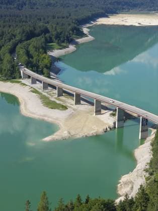 Bergsee, Berge, Spiegelung, sonnig, Sommer, Trockenheit, Niedrigwasser, Dürre, Brücke, Straße, Autos, Luftbild, August 2026, Sylvensteinspeicher, Sylvensteinsee, Isar, Lenggries, Bayerische Alpen, Bayern, Deutschland Mountain lake, mountains, reflection, sunny, summer, drought, low water, drought, bridge, road, cars, aerial view, August 2026, Sylvenstein Dam, Sylvensteinsee, Isar, Lenggries, Bavarian Alps, Bavaria, Germany Copyright: imageBROKER MartinaxMelzer ibxmmm18731914