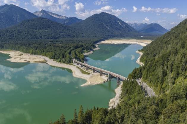 Bergsee, Berge, Spiegelung, sonnig, Sommer, Trockenheit, Niedrigwasser, Dürre, Brücke, Straße, Autos, Luftbild, August 2026, Sylvensteinspeicher, Sylvensteinsee, Isar, Lenggries, Bayerische Alpen, Bayern, Deutschland Mountain lake, mountains, reflection, sunny, summer, drought, low water, drought, bridge, road, cars, aerial view, August 2026, Sylvenstein Dam, Sylvensteinsee, Isar, Lenggries, Bavarian Alps, Bavaria, Germany Copyright: imageBROKER MartinaxMelzer ibxmmm18731915