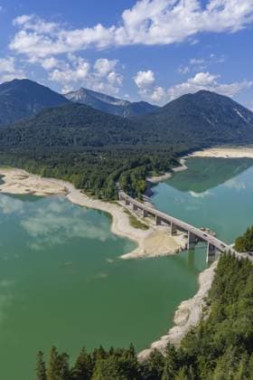 Bergsee, Berge, Spiegelung, sonnig, Sommer, Trockenheit, Niedrigwasser, Dürre, Brücke, Straße, Autos, Luftbild, August 2026, Sylvensteinspeicher, Sylvensteinsee, Isar, Lenggries, Bayerische Alpen, Bayern, Deutschland Mountain lake, mountains, reflection, sunny, summer, drought, low water, drought, bridge, road, cars, aerial view, August 2026, Sylvenstein Dam, Sylvensteinsee, Isar, Lenggries, Bavarian Alps, Bavaria, Germany Copyright: imageBROKER MartinaxMelzer ibxmmm18731918