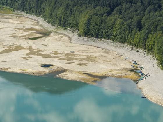 Bergsee, Berge, Spiegelung, sonnig, Sommer, Trockenheit, Niedrigwasser, Dürre, Boote, Luftbild, August 2026, Sylvensteinspeicher, Sylvensteinsee, Isar, Lenggries, Bayerische Alpen, Bayern, Deutschland Mountain lake, mountains, reflection, sunny, summer, drought, low water, drought, boats, aerial view, August 2026, Sylvenstein Dam, Sylvensteinsee, Isar, Lenggries, Bavarian Alps, Bavaria, Germany Copyright: imageBROKER MartinaxMelzer ibxmmm18731920.jpg