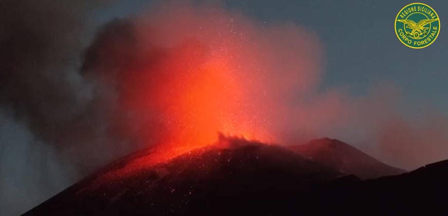 August 11, 2026, Catania: Un frame tratto da un video della Forestale Siciliana mostra l eruzione dell Etna in corso, 11 agosto 2026. ANSA CORPO FORESTALE REGIONE SICILIA +++ NPK +++ NO SALES, EDITORIAL USE ONLY Catania  - ZUMAa110 20260811_zaf_a110_004 Copyright: xUsxCorpoxForestalexRegionexSicilx