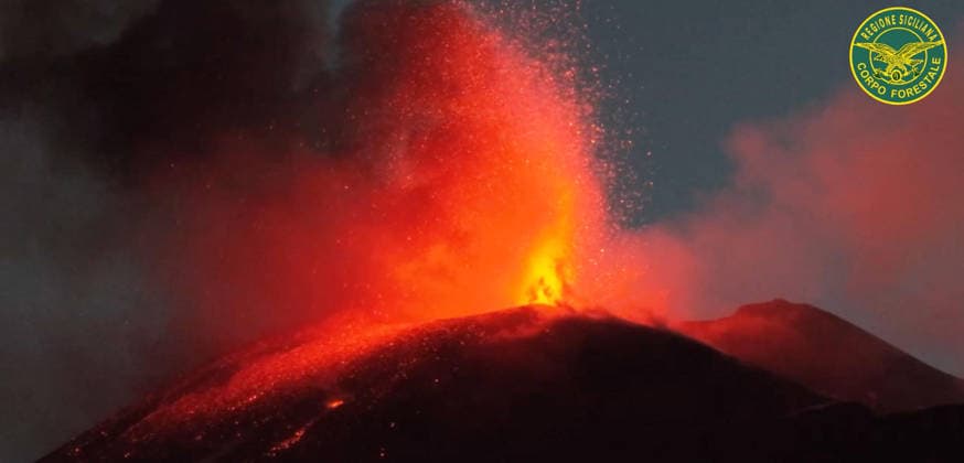 August 11, 2026, Catania: Un frame tratto da un video della Forestale Siciliana mostra l eruzione dell Etna in corso, 11 agosto 2026. ANSA CORPO FORESTALE REGIONE SICILIA +++ NPK +++ NO SALES, EDITORIAL USE ONLY Catania  - ZUMAa110 20260811_zaf_a110_006 Copyright: xUsxCorpoxForestalexRegionexSicilx