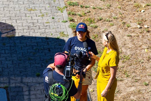 Extremschwimmerin Nathalie Pohl startet Weltrekordversuch 200 Kilometer in vier Tagen Erlös für Schwimmausbildung von Kindern Die Extremschwimmerin Nathalie Pohl ist am 11.08.2026 kurz nach 06:00 Uhr in Frankfurt am Main zu einem Weltrekordversuch gestartet. Die 1994 geborene Freiwasserschwimmerin aus Marburg will in vier Tagen schwimmend 200 Kilometer bis nach Köln zurücklegen, wo sie am 14.08.2026 erwartet wird. Im Rahmen der Aktion RIVERS sammelt Pohl für jeden geschwommenen Kilometer Spenden für Projekte zur Schwimmförderung und die Schwimmausbildung von Kindern. Entlang der Strecke sind Tourstopps mit Rahmenprogramm geplant, unter anderem am 12.08.2026 in Bingen und am 13.08.2026 in Koblenz. Pohl gilt als erste deuts