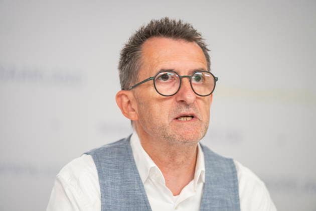Saarland Interior Minister Reinhold Jost (SPD) speaks at the state press conference in Saarbrücken about changes to the police law. According to the plan, the state intends to legalize cell phone speed cameras and authorize measures to combat drones. bub