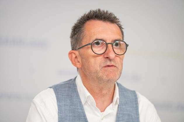 Saarland Interior Minister Reinhold Jost (SPD) speaks at the state press conference in Saarbrücken about changes to the police law. According to the plan, the state intends to legalize cell phone speed cameras and authorize measures to combat drones. bub