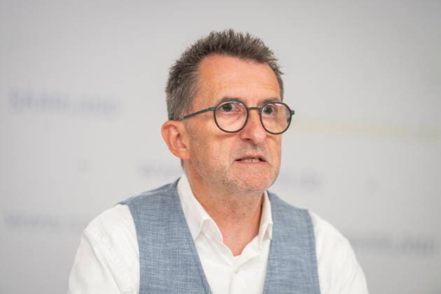 Saarland Interior Minister Reinhold Jost (SPD) speaks at the state press conference in Saarbrücken about changes to the police law. According to the plan, the state intends to legalize cell phone speed cameras and authorize measures to combat drones. bub
