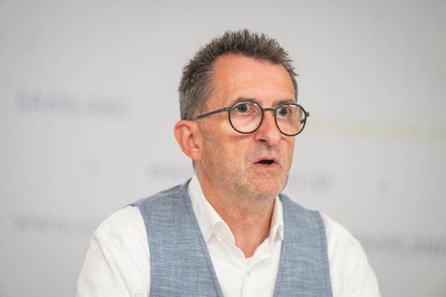 Saarland Interior Minister Reinhold Jost (SPD) speaks at the state press conference in Saarbrücken about changes to the police law. According to the plan, the state intends to legalize cell phone speed cameras and authorize measures to combat drones. bub