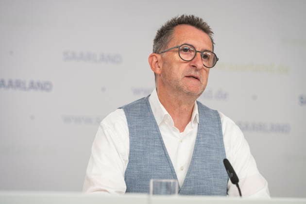Saarland Interior Minister Reinhold Jost (SPD) speaks at the state press conference in Saarbrücken about changes to the police law. According to the plan, the state intends to legalize cell phone speed cameras and authorize measures to combat drones. bub