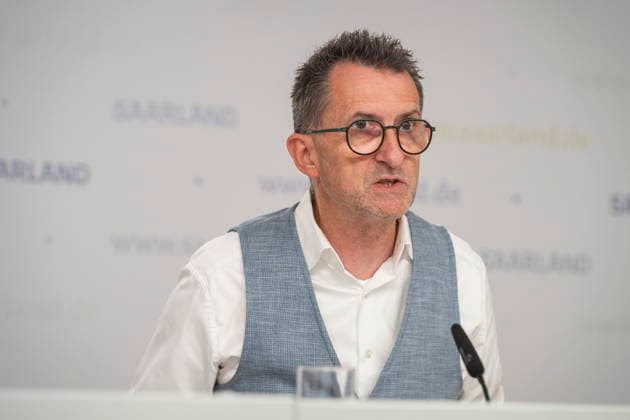 Saarland Interior Minister Reinhold Jost (SPD) speaks at the state press conference in Saarbrücken about changes to the police law. According to the plan, the state intends to legalize cell phone speed cameras and authorize measures to combat drones. bub