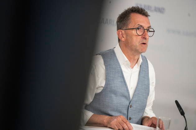 Saarland Interior Minister Reinhold Jost (SPD) speaks at the state press conference in Saarbrücken about changes to the police law. According to the plan, the state intends to legalize cell phone speed cameras and authorize measures to combat drones. bub