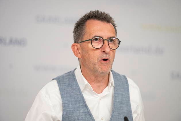 Saarland Interior Minister Reinhold Jost (SPD) speaks at the state press conference in Saarbrücken about changes to the police law. According to the plan, the state intends to legalize cell phone speed cameras and authorize measures to combat drones. bub