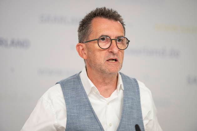 Saarland Interior Minister Reinhold Jost (SPD) speaks at the state press conference in Saarbrücken about changes to the police law. According to the plan, the state intends to legalize cell phone speed cameras and authorize measures to combat drones. bub