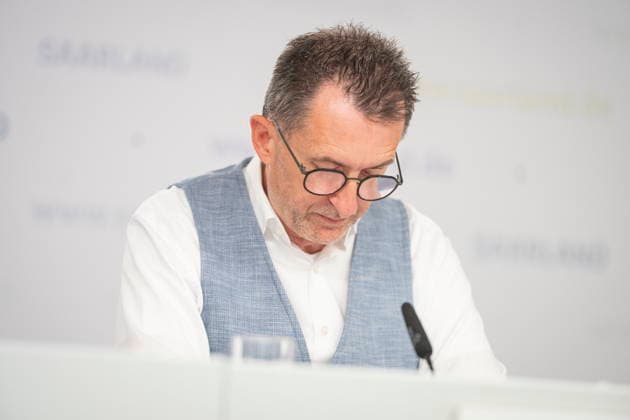 Saarland Interior Minister Reinhold Jost (SPD) speaks at the state press conference in Saarbrücken about changes to the police law. According to the plan, the state intends to legalize cell phone speed cameras and authorize measures to combat drones. bub