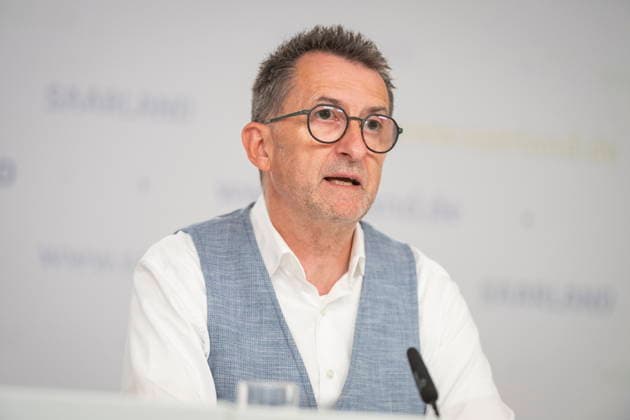 Saarland Interior Minister Reinhold Jost (SPD) speaks at the state press conference in Saarbrücken about changes to the police law. According to the plan, the state intends to legalize cell phone speed cameras and authorize measures to combat drones. bub