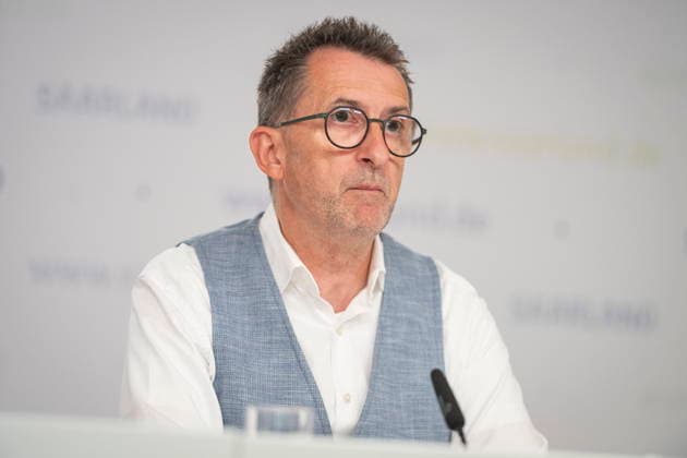 Saarland Interior Minister Reinhold Jost (SPD) speaks at the state press conference in Saarbrücken about changes to the police law. According to the plan, the state intends to legalize cell phone speed cameras and authorize measures to combat drones. bub