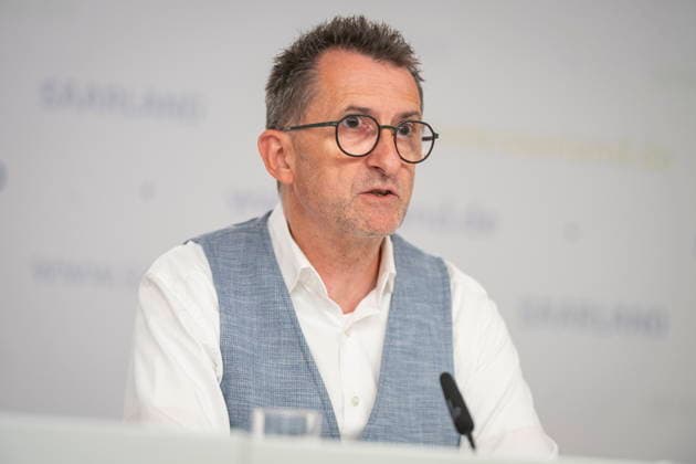 Saarland Interior Minister Reinhold Jost (SPD) speaks at the state press conference in Saarbrücken about changes to the police law. According to the plan, the state intends to legalize cell phone speed cameras and authorize measures to combat drones. bub
