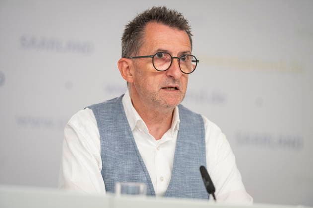 Saarland Interior Minister Reinhold Jost (SPD) speaks at the state press conference in Saarbrücken about changes to the police law. According to the plan, the state intends to legalize cell phone speed cameras and authorize measures to combat drones. bub