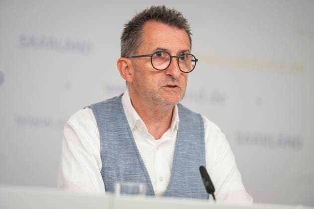 Saarland Interior Minister Reinhold Jost (SPD) speaks at the state press conference in Saarbrücken about changes to the police law. According to the plan, the state intends to legalize cell phone speed cameras and authorize measures to combat drones. bub