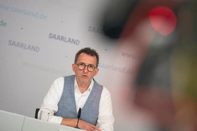 Saarland Interior Minister Reinhold Jost (SPD) speaks at the state press conference in Saarbrücken about changes to the police law. According to the plan, the state intends to legalize cell phone speed cameras and authorize measures to combat drones. bub