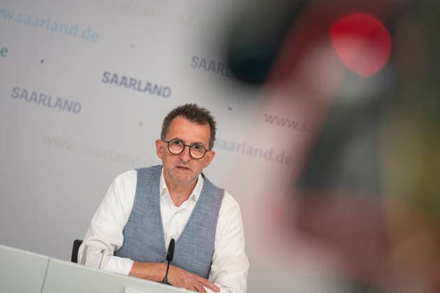 Saarland Interior Minister Reinhold Jost (SPD) speaks at the state press conference in Saarbrücken about changes to the police law. According to the plan, the state intends to legalize cell phone speed cameras and authorize measures to combat drones. bub