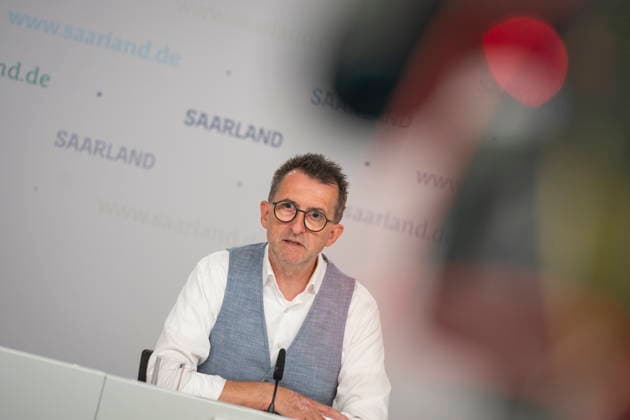 Saarland Interior Minister Reinhold Jost (SPD) speaks at the state press conference in Saarbrücken about changes to the police law. According to the plan, the state intends to legalize cell phone speed cameras and authorize measures to combat drones. bub