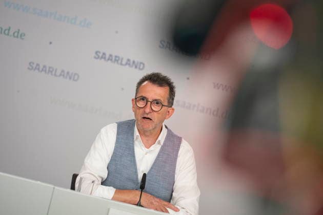 Saarland Interior Minister Reinhold Jost (SPD) speaks at the state press conference in Saarbrücken about changes to the police law. According to the plan, the state intends to legalize cell phone speed cameras and authorize measures to combat drones. bub