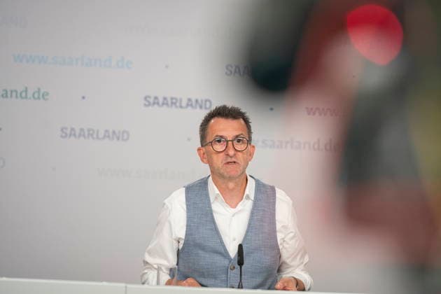 Saarland Interior Minister Reinhold Jost (SPD) speaks at the state press conference in Saarbrücken about changes to the police law. According to the plan, the state intends to legalize cell phone speed cameras and authorize measures to combat drones. bub