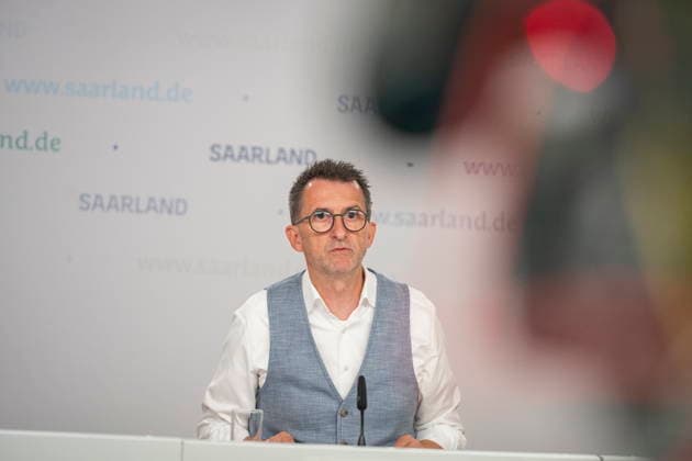 Saarland Interior Minister Reinhold Jost (SPD) speaks at the state press conference in Saarbrücken about changes to the police law. According to the plan, the state intends to legalize cell phone speed cameras and authorize measures to combat drones. bub