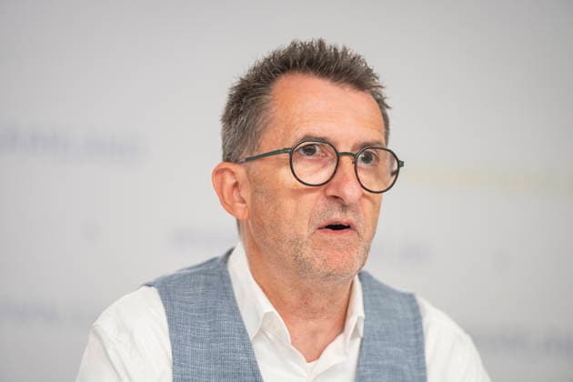 Saarland Interior Minister Reinhold Jost (SPD) speaks at the state press conference in Saarbrücken about changes to the police law. According to the plan, the state intends to legalize cell phone speed cameras and authorize measures to combat drones. bub