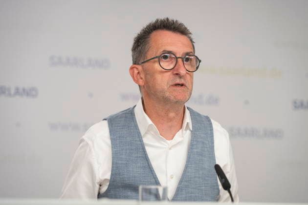 Saarland Interior Minister Reinhold Jost (SPD) speaks at the state press conference in Saarbrücken about changes to the police law. According to the plan, the state intends to legalize cell phone speed cameras and authorize measures to combat drones. bub