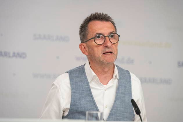 Saarland Interior Minister Reinhold Jost (SPD) speaks at the state press conference in Saarbrücken about changes to the police law. According to the plan, the state intends to legalize cell phone speed cameras and authorize measures to combat drones. bub