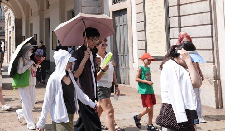 IPA87397529 - Milan, August 11, 2026: It’s hot in Milan. The heat wave continues, and tourists are shielding themselves from the sun with clothing, umbrellas, and hats, and are cooling off or drinking water at the fountain in Piazza Scala.  Copyright: xDuilioxPiaggesix xDuilioxPiaggesix 87397529
