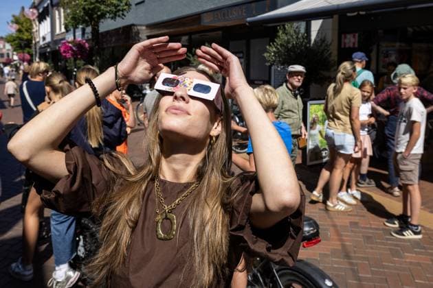 ALMELO - Selling eclipse glasses in Almelo. The sun will soon be almost completely eclipsed, and something like this does not happen often in the Netherlands. VINCENT JANNINK ANP netherlands out - belgium out  Copyright: xx x565269268x originalFilename: 565269268.jpg