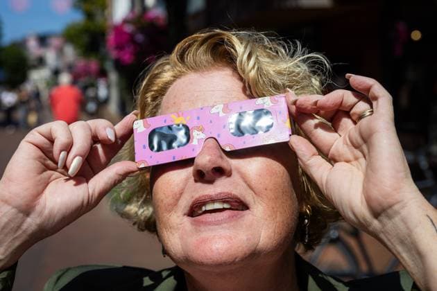 ALMELO - Selling eclipse glasses in Almelo. The sun will soon be almost completely eclipsed, and something like this does not happen often in the Netherlands. VINCENT JANNINK ANP netherlands out - belgium out  Copyright: xx x565269273x originalFilename: 565269273.jpg