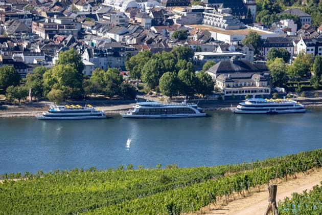 Fahrgastschiffe bei Bingen. Aufgrund des Niedrigwassers kommt es zu Einschränkungen