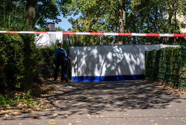 Man Fatally Injured in Frankfurt; Police Search for Suspect At noon on August 11, 2026, a seriously injured person was found in Frankfurt am Main. The victim died at the scene. Police are searching for the perpetrator, and a helicopter is also on the scene. The suspect is on the run and may be armed. Frankfurt am Main, Lower Hesse, Germany