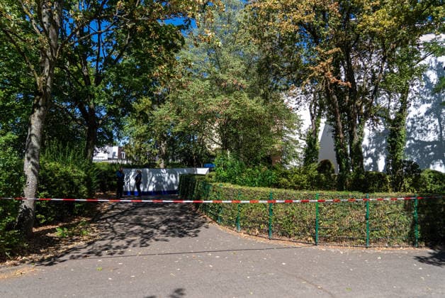 Man Fatally Injured in Frankfurt; Police Search for Suspect At noon on August 11, 2026, a seriously injured person was found in Frankfurt am Main. The victim died at the scene. Police are searching for the perpetrator, and a helicopter is also on the scene. The suspect is on the run and may be armed. Frankfurt am Main, Lower Hesse, Germany