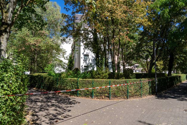 Man Fatally Injured in Frankfurt; Police Search for Suspect At noon on August 11, 2026, a seriously injured person was found in Frankfurt am Main. The victim died at the scene. Police are searching for the perpetrator, and a helicopter is also on the scene. The suspect is on the run and may be armed. Frankfurt am Main, Lower Hesse, Germany