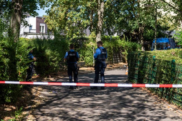 Man Fatally Injured in Frankfurt; Police Search for Suspect At noon on August 11, 2026, a seriously injured person was found in Frankfurt am Main. The victim died at the scene. Police are searching for the perpetrator, and a helicopter is also on the scene. The suspect is on the run and may be armed. Frankfurt am Main, Lower Hesse, Germany