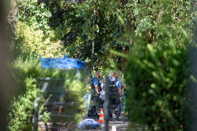 Man Fatally Injured in Frankfurt; Police Search for Suspect At noon on August 11, 2026, a seriously injured person was found in Frankfurt am Main. The victim died at the scene. Police are searching for the perpetrator, and a helicopter is also on the scene. The suspect is on the run and may be armed. Frankfurt am Main, Lower Hesse, Germany