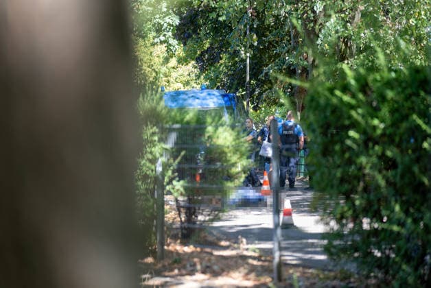 Man Fatally Injured in Frankfurt; Police Search for Suspect At noon on August 11, 2026, a seriously injured person was found in Frankfurt am Main. The victim died at the scene. Police are searching for the perpetrator, and a helicopter is also on the scene. The suspect is on the run and may be armed. Frankfurt am Main, Lower Hesse, Germany