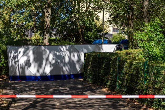 Man Fatally Injured in Frankfurt; Police Search for Suspect At noon on August 11, 2026, a seriously injured person was found in Frankfurt am Main. The victim died at the scene. Police are searching for the perpetrator, and a helicopter is also on the scene. The suspect is on the run and may be armed. Frankfurt am Main, Lower Hesse, Germany