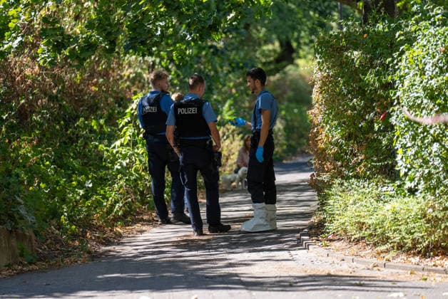 Man Fatally Injured in Frankfurt; Police Search for Suspect At noon on August 11, 2026, a seriously injured person was found in Frankfurt am Main. The victim died at the scene. Police are searching for the perpetrator, and a helicopter is also on the scene. The suspect is on the run and may be armed. Frankfurt am Main, Lower Hesse, Germany