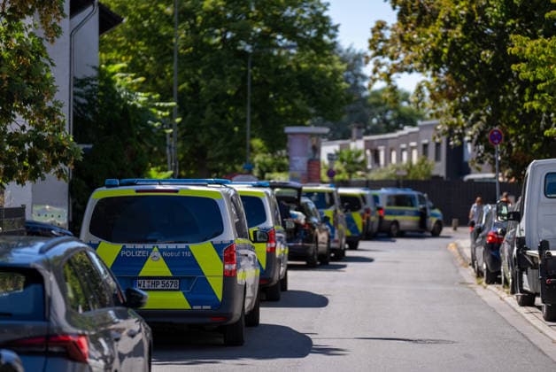 Man Fatally Injured in Frankfurt; Police Search for Suspect At noon on August 11, 2026, a seriously injured person was found in Frankfurt am Main. The victim died at the scene. Police are searching for the perpetrator, and a helicopter is also on the scene. The suspect is on the run and may be armed. Frankfurt am Main, Lower Hesse, Germany