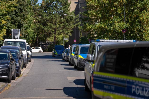 Man Fatally Injured in Frankfurt; Police Search for Suspect At noon on August 11, 2026, a seriously injured person was found in Frankfurt am Main. The victim died at the scene. Police are searching for the perpetrator, and a helicopter is also on the scene. The suspect is on the run and may be armed. Frankfurt am Main, Lower Hesse, Germany