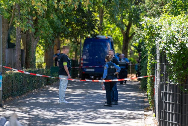 Man Fatally Injured in Frankfurt; Police Search for Suspect At noon on August 11, 2026, a seriously injured person was found in Frankfurt am Main. The victim died at the scene. Police are searching for the perpetrator, and a helicopter is also on the scene. The suspect is on the run and may be armed. Frankfurt am Main, Lower Hesse, Germany